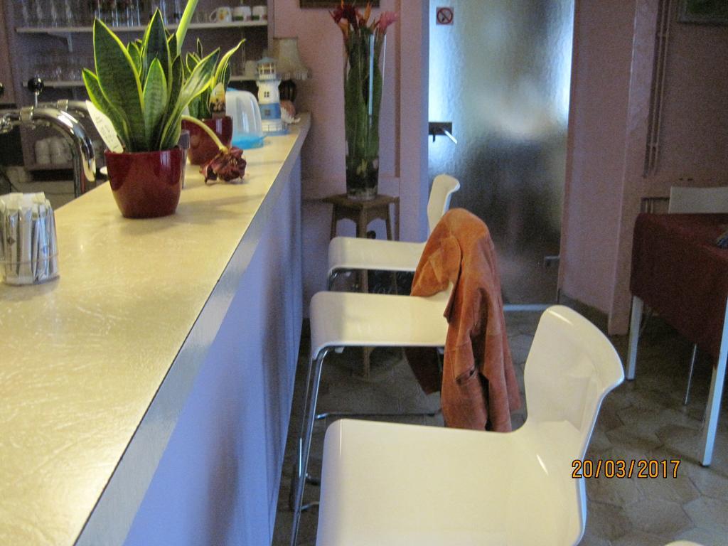 Hotel Le Commerce Neuville  외부 사진